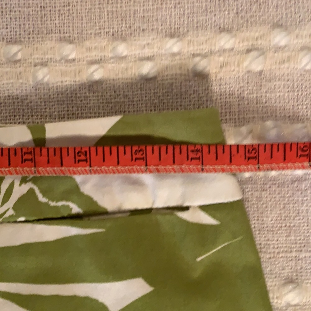 Size 2 Skirt with 2 small front Pockets Zips in back Kick pleat in back - Picture 11 of 12